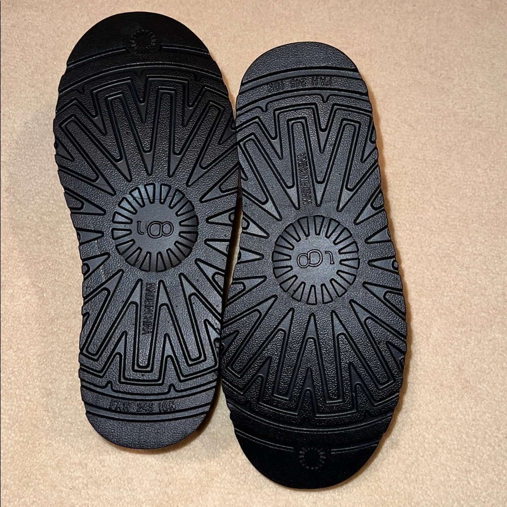 NWOT black faux suede platform indoor/outdoor slippers - Picture 4 of 5